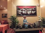 アオザイを着た女性の奏でる民族楽器でライブを堪能しながらディナーを頂ける