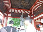 高村光雲作の沙竭羅(さから)龍王像をまつるお水舎、天井には「墨絵の龍」(東韻光画)が描かれている