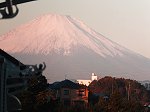 朝焼けの太陽に冠雪が輝く赤富士
