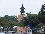 サイゴン川のロータリーに建つチャン・フン・ダオ像