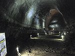 全長約7.4km、洞窟内の通路幅は18m、高さは23mにも達する大規模な万丈窟