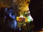 洞窟内のトロッコ鉄道の先の鍾乳洞